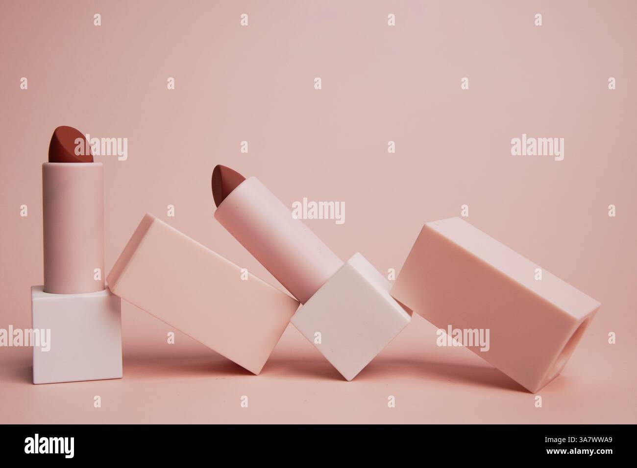 Offene Lippenstifte auf pinkfarbenem Hintergrund Stockfoto