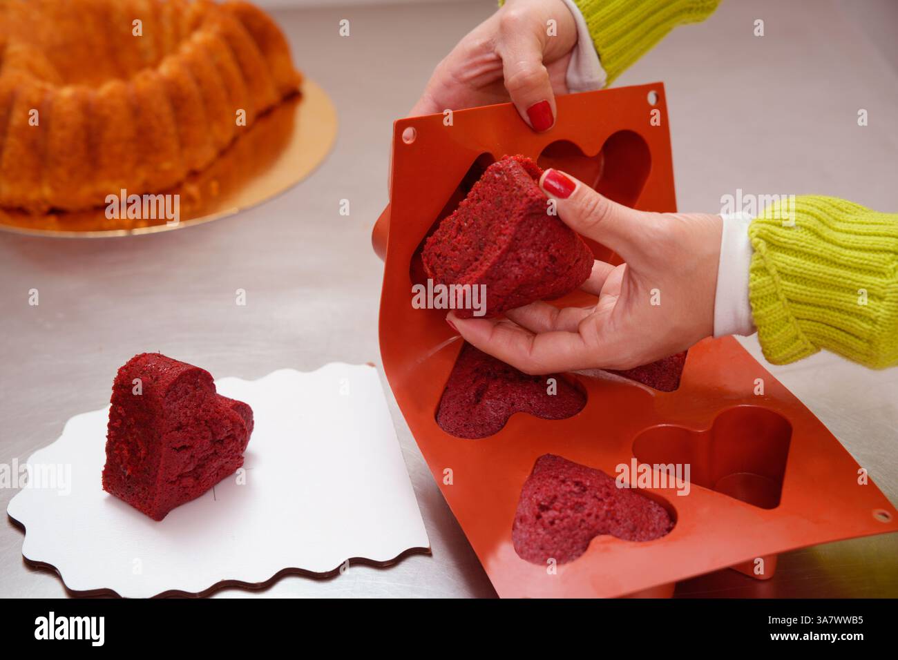 Rote Torte in Form eines Herzens Stockfoto