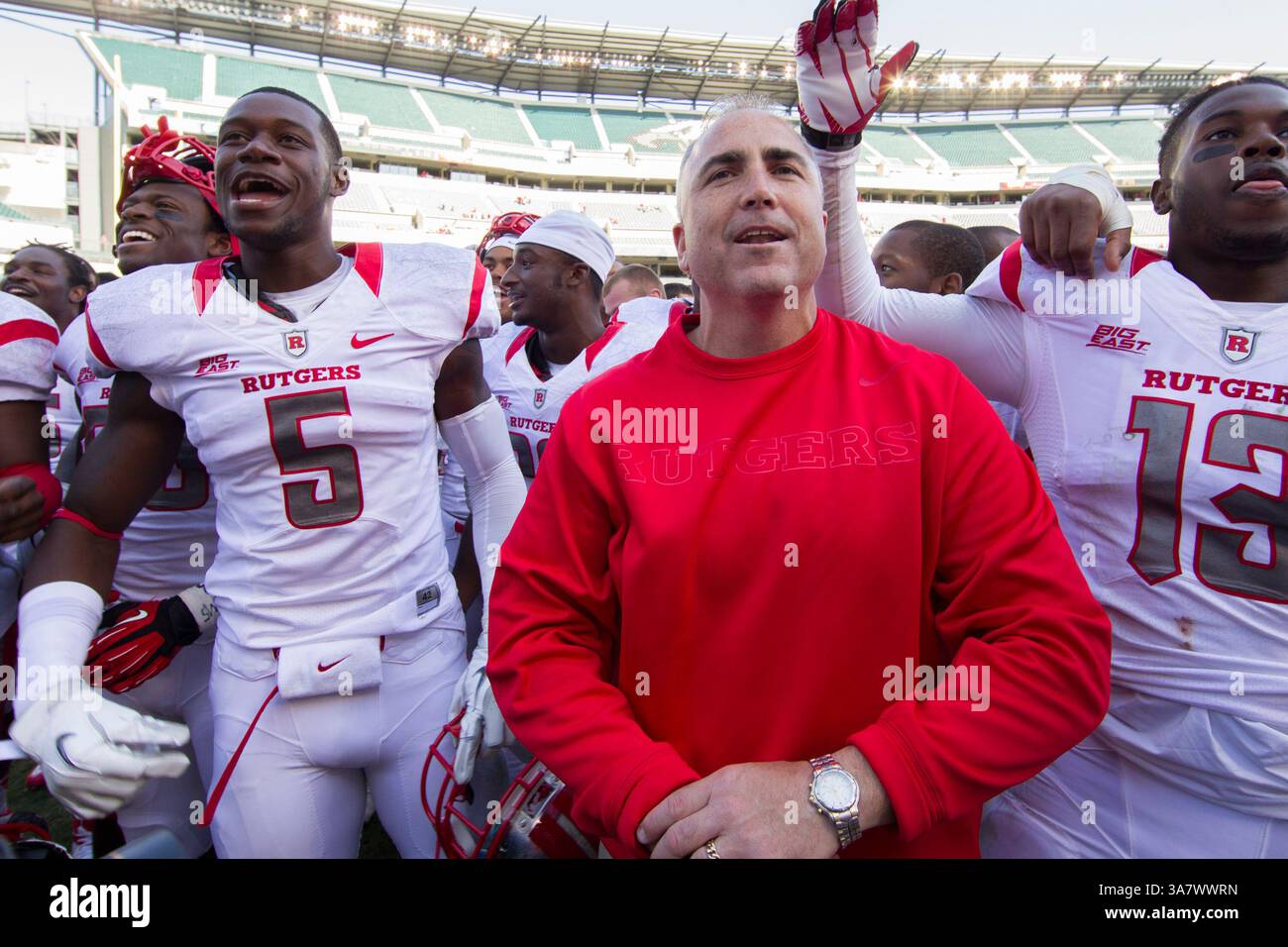 20. Oktober 2012: Kyle Flood, Cheftrainer der Rutgers Scarlet Knights, feiert mit seinem Team das NCAA-Spiel zwischen den #15 Rutgers Scarlet Knights und den Temple Ewls im Lincoln Financial Field in Philadelphia, Pennsylvania. The Rutgers Scarlet Knights Beat the Temple Ewls, 35-10. (Bild: © Chris Szagola/Cal Sport Media/ZUMAPRESS.com) Stockfoto