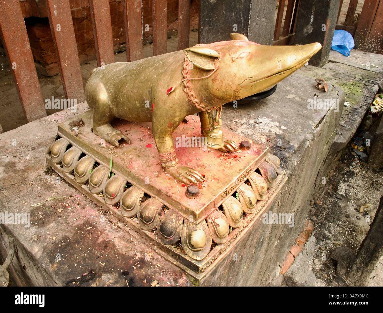 Messing-Rattenstatue am Ashok Binayak Ganesh Schrein, einem verehrten Ort in der Nähe des Durbar Square im Herzen der Altstadt. Stockfoto