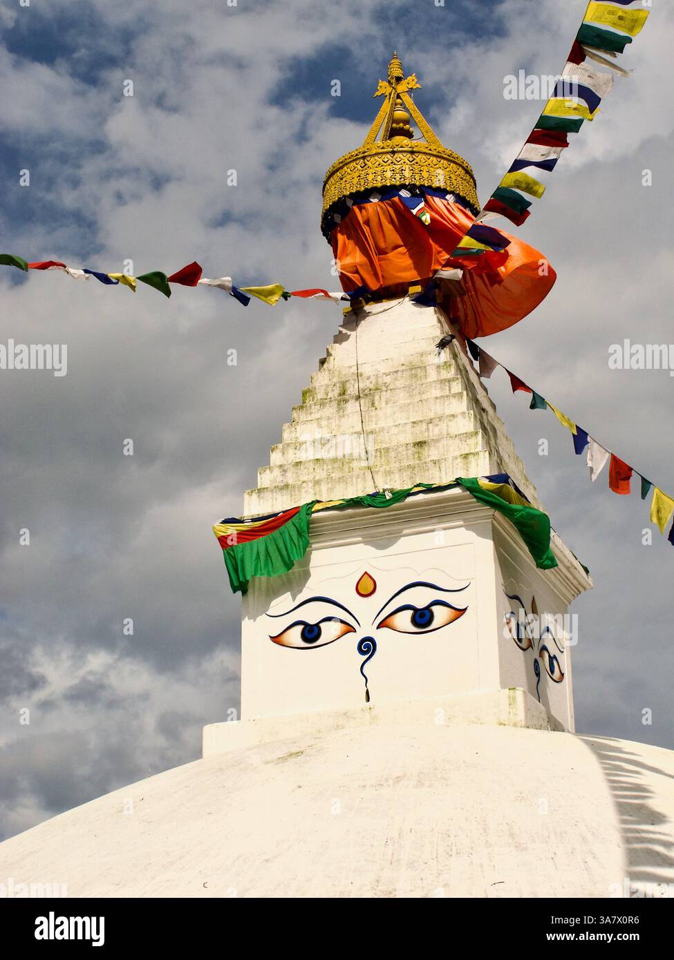 Nördliche Ashokan Stupa in Patan, Nepal, mit Buddha-Augen und Gebetsfahnen, die das mehrschichtige buddhistische Erbe und die architektonische Tradition von Newar widerspiegeln. Stockfoto