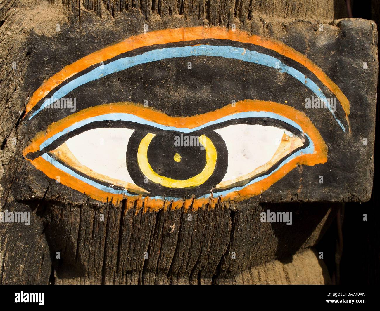 Schutzaugensymbol auf Holz in einem Newar-Patan-Tempel, das traditionell verwendet wird, um das Böse abzuwehren und spirituelle Wachsamkeit zu gewährleisten. Stockfoto