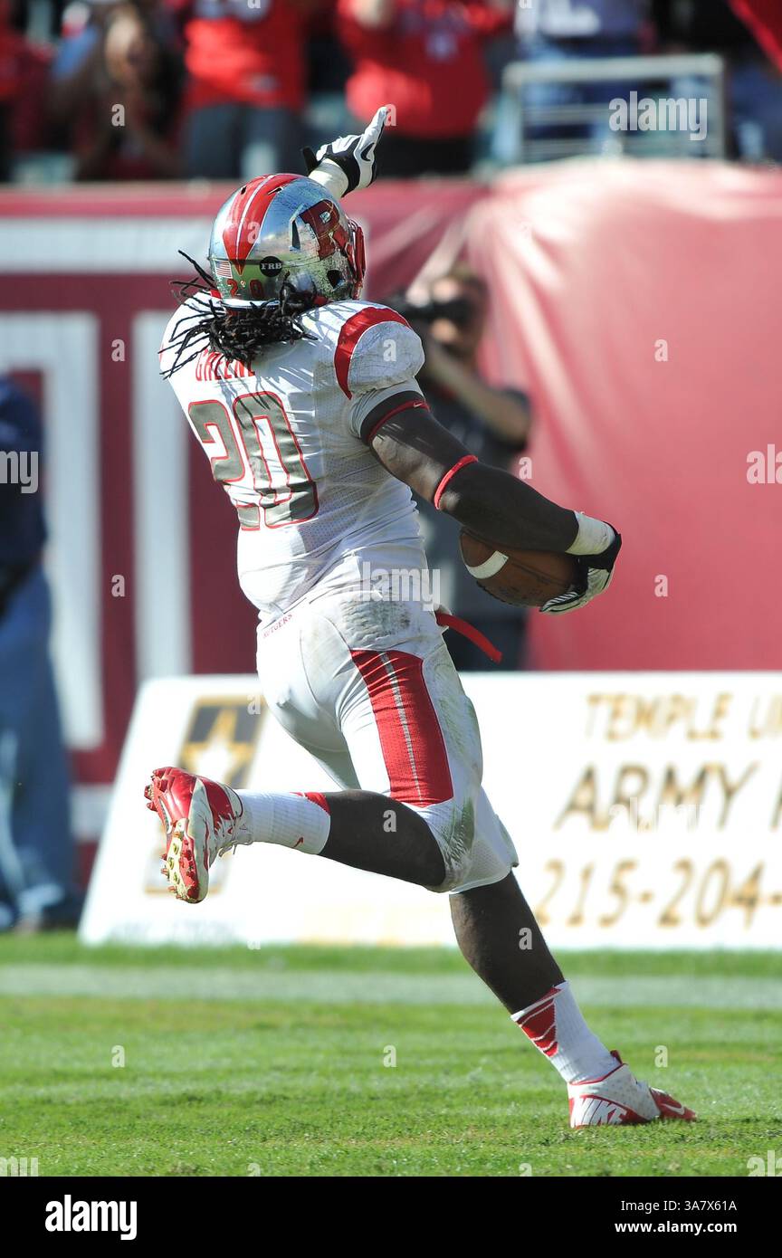 20. Oktober 2012 - Philadelphia, Pennsylvania, USA - Rutgers Scarlet Knights Linebacker KHASEEM GREENE (20) zeigt den Rutger Fans nach einer Interception für einen Touchdown. In einem Spiel im Lincoln Financial Field in Philadelphia, Pennsylvania, besiegte Rutgers Temple mit 35-10 Punkten (Credit Image: © Michael McAtee/ZUMAPRESS.com) Stockfoto