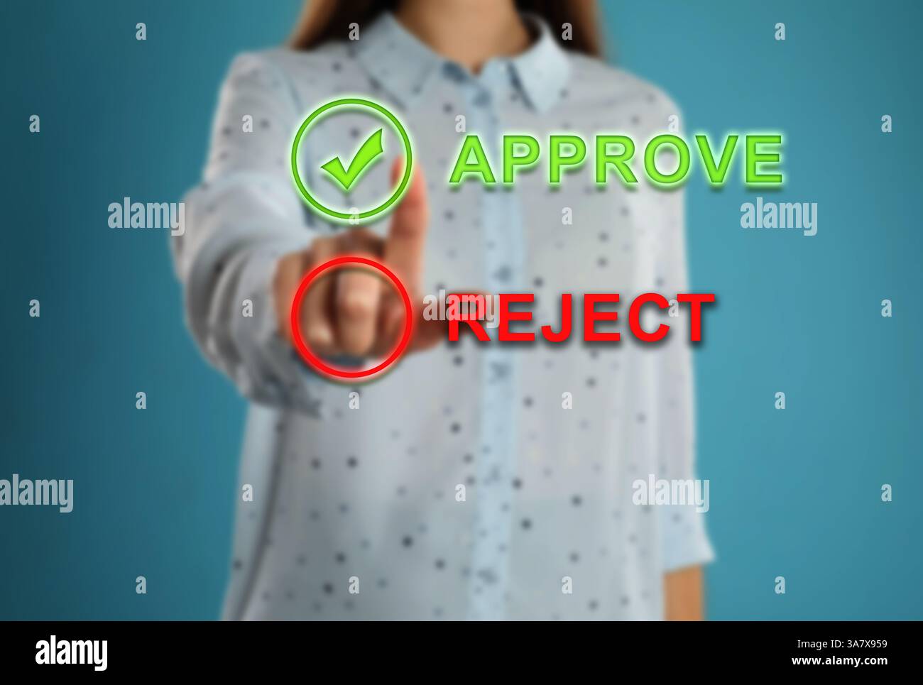 Frau, die auf dem virtuellen Bildschirm vor hellblauem Hintergrund Approve auswählt, Nahaufnahme Stockfoto
