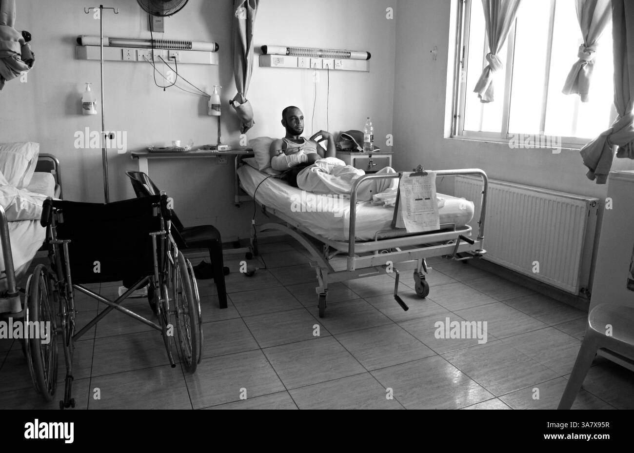 16. Juli 2012 - Amman, Jordanien - Kasim Ali, ein syrischer Demonstrant, der während einer friedlichen Demonstration in Deraa von einem Scharfschützen zweimal in den Arm geschossen wurde, wurde Ali von der Freien syrischen Armee nach Jordanien geschmuggelt, um medizinische Versorgung zu erhalten. er ist seit 4 Monaten in und aus komplizierten Operationen und plant, nach Syrien zurückzukehren, um den Kampf fortzusetzen, auch wenn er nicht vollständig erholt ist "es gibt keinen Protest mehr in Syrien mehr, es ist die Freie Armee gegen die syrische Armee", sagte Ali. Ärzte ohne Grenzen, auch bekannt als Medecins Sans Frontieres (MSF), eröffnete 2006 ein chirurgisches Programm in Amman, Jordanien, um Verwundete zu behandeln Stockfoto