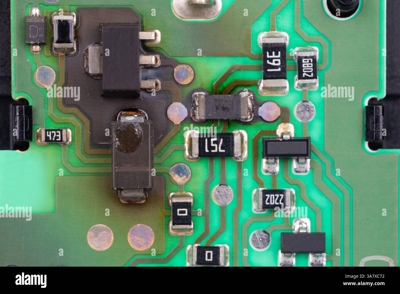 Beschädigte elektronische Leiterplatte mit verbrannten Komponenten Stockfoto