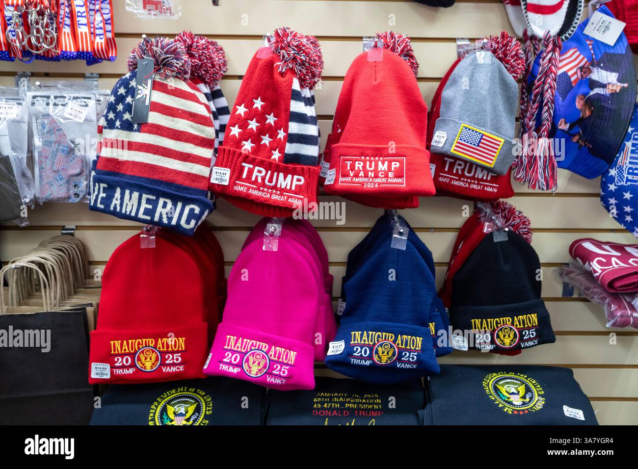 Lenoir City, Tennessee – der Trump Superstore außerhalb von Knoxville verkauft Hemden, Mützen, weiße Privilegiekarten und andere Waren. Stockfoto