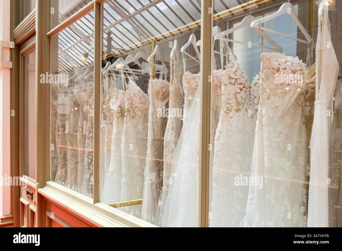Sydney, NSW, Australien - 27. Dezember 2022: Brautkleider aus Spitze, transparentem Stoff und Seidenchiffon in einer luxuriösen Brautboutique Stockfoto
