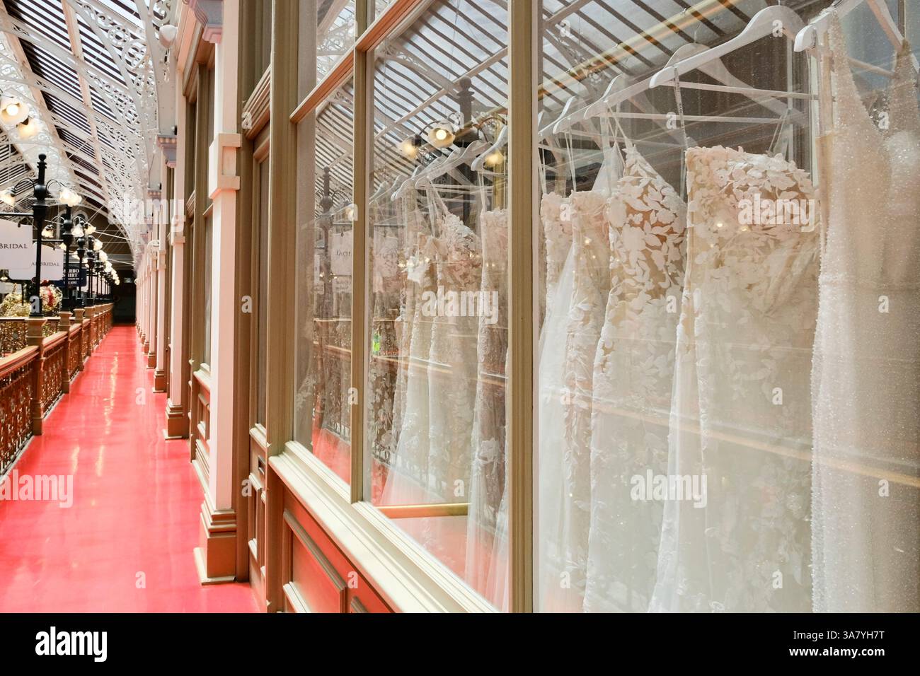 Sydney, NSW, Australien - 27. Dezember 2022: Brautkleider aus Spitze, transparentem Stoff und Seidenchiffon in einer luxuriösen Brautboutique Stockfoto