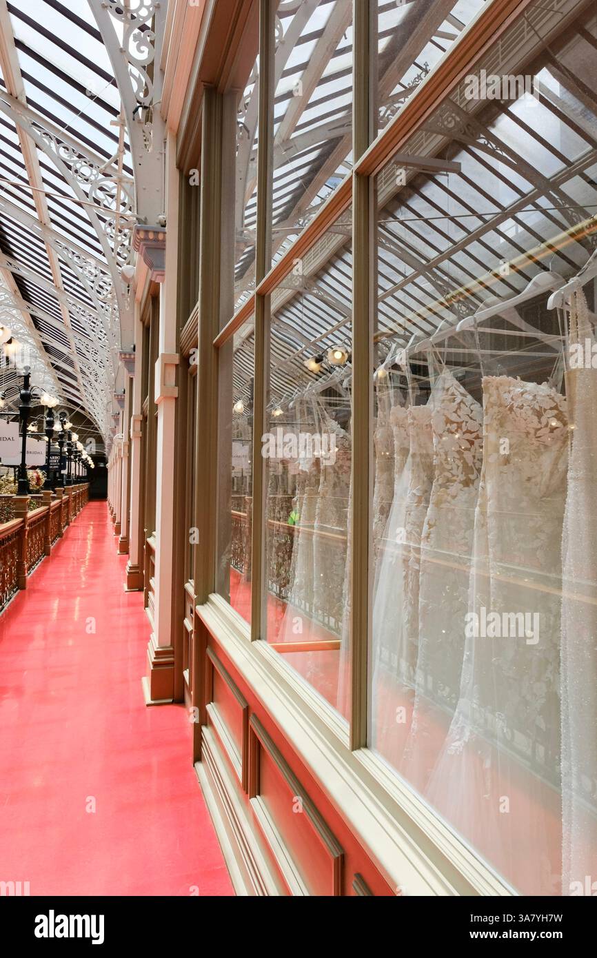 Sydney, NSW, Australien - 27. Dezember 2022: Brautkleider aus Spitze, transparentem Stoff und Seidenchiffon in einer luxuriösen Brautboutique Stockfoto