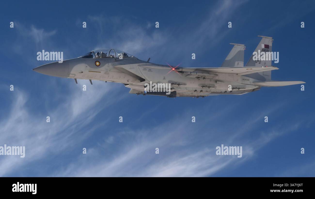 Eine Qatar Emiri Air Force F-15QA Ababil fliegt in Formation mit einer US Air Force KC-46 Pegasus während der Übung Eagle Resolve 25 über Katar am 21. Januar 202 Stockfoto