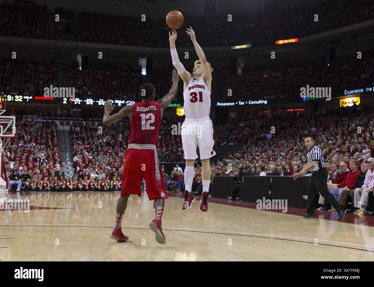 17. Februar 2013: Madison, Wisconsin, Vereinigte Staaten von Amerika - Wisconsin Badgers Stürmer MIKE BRUESEWITZ schießt bei einem NCAA-Basketballspiel im Kohl Center über SAM THOMPSON von den Ohio State Buckeyes. (Kreditbild: © TriplePlayNewMedia/ZUMAPRESS.com) Stockfoto