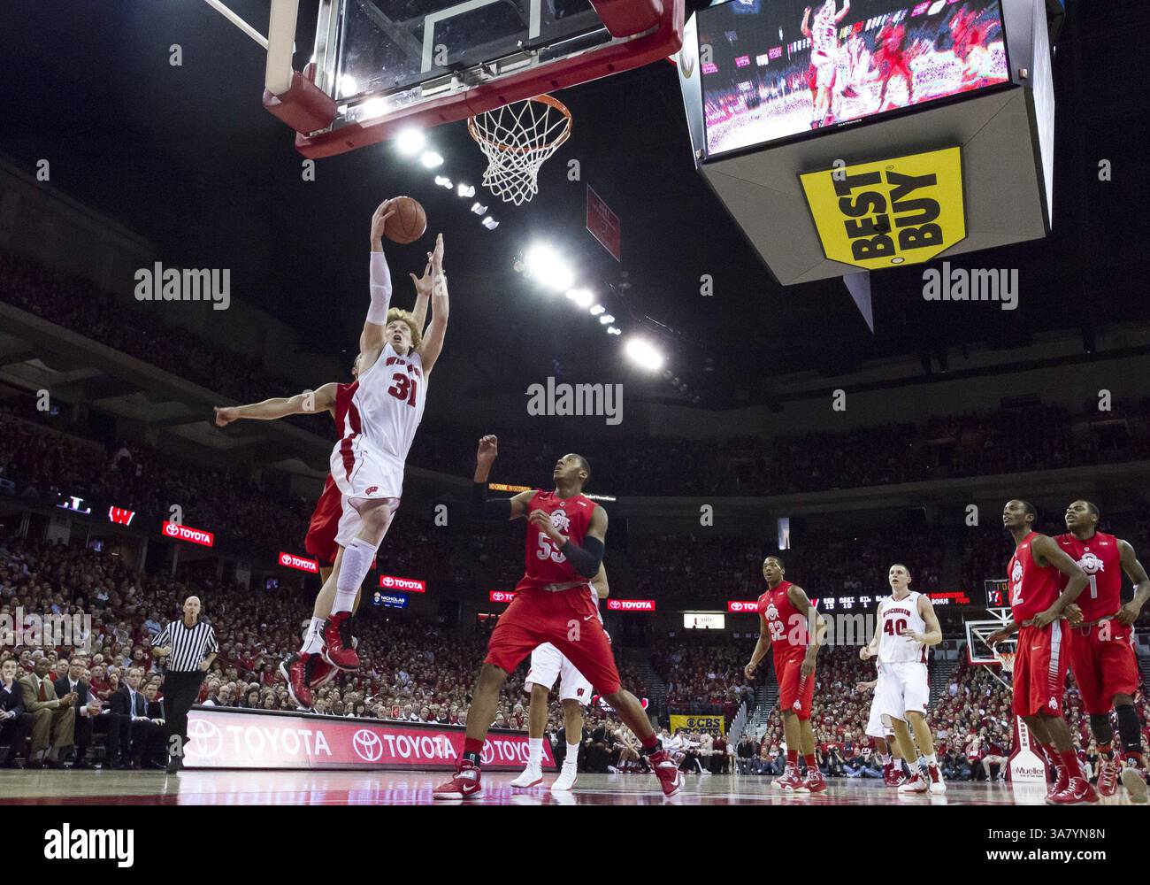 17. Februar 2013: Madison, Wisconsin, Vereinigte Staaten von Amerika - MIKE BRUESEWITZ fährt bei einem NCAA-Basketballspiel im Kohl Center gegen die Ohio State Buckeyes in den Korb. (Kreditbild: © TriplePlayNewMedia/ZUMAPRESS.com) Stockfoto