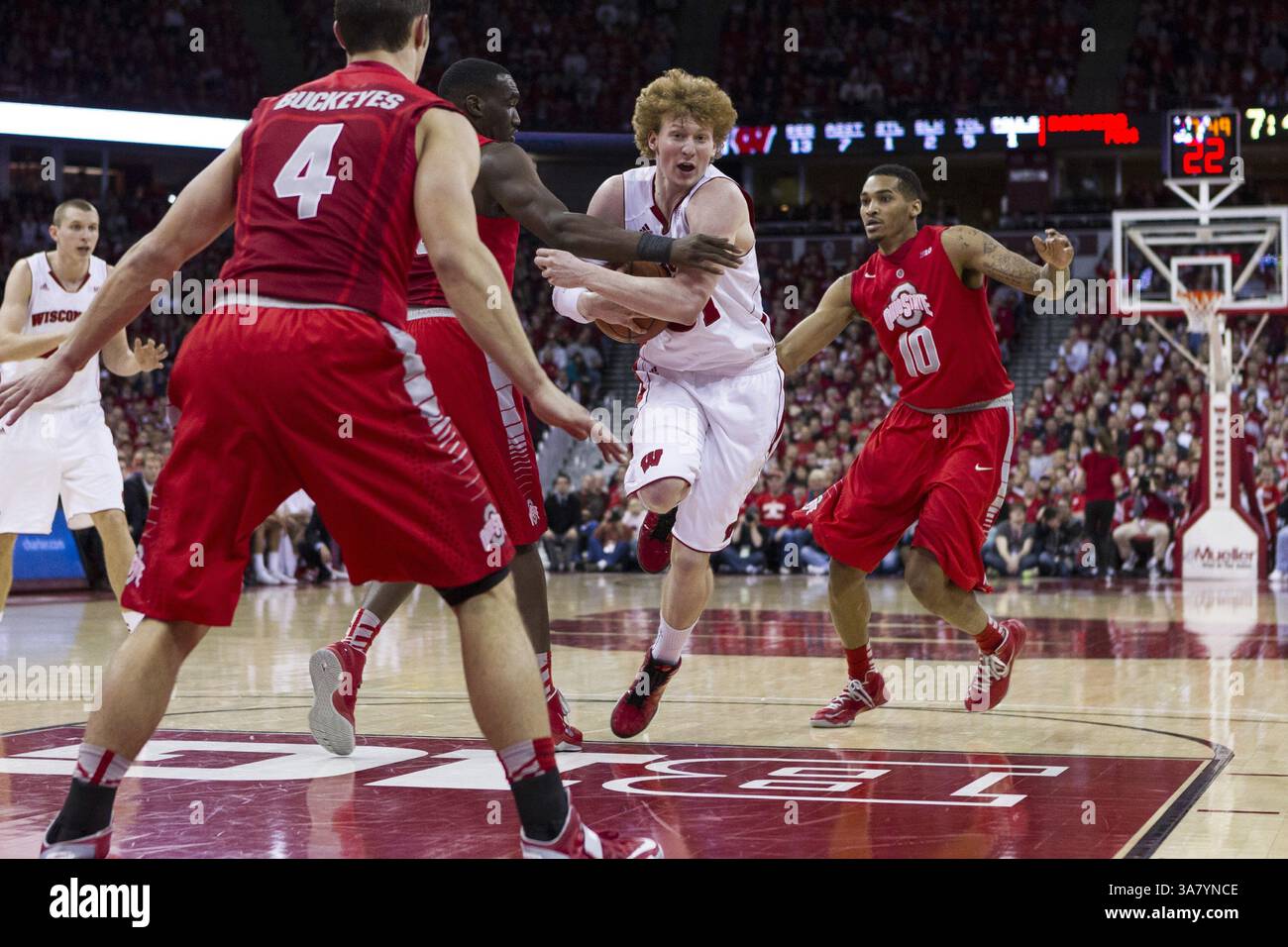 17. Februar 2013: Madison, Wisconsin, Vereinigte Staaten von Amerika - MIKE BRUESEWITZ fährt bei einem NCAA-Basketballspiel im Kohl Center gegen die Ohio State Buckeyes in der Lane zum Basketball. (Kreditbild: © TriplePlayNewMedia/ZUMAPRESS.com) Stockfoto