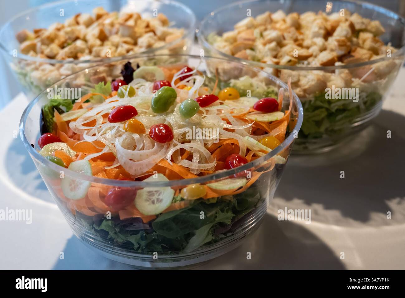Caesar Salatschalen auf dem Buffettisch für den Partygast zum Essen. Stockfoto