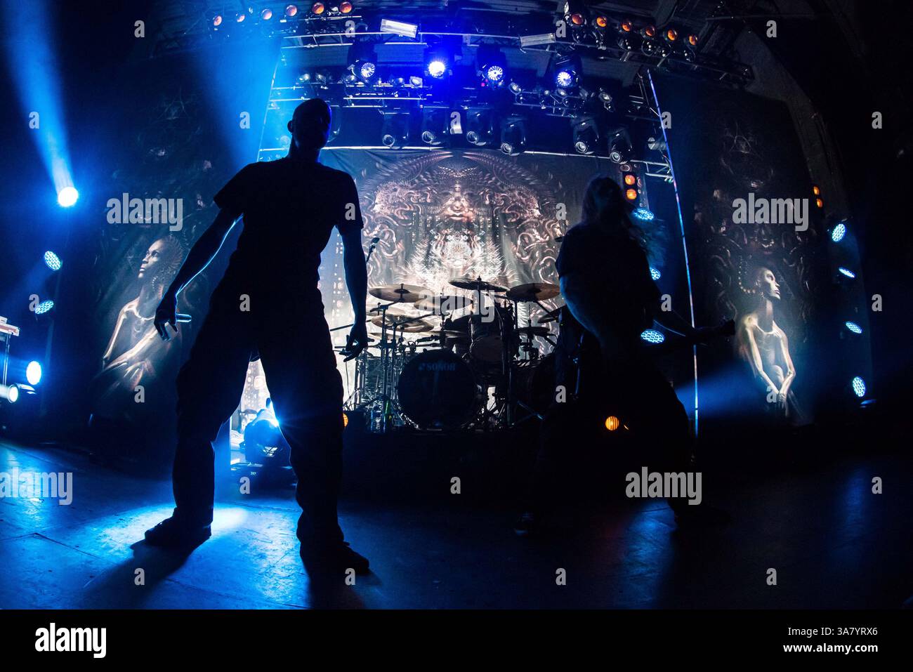 19. Februar 2013 - Toronto, Ontario, Kanada - 19. Februar 2013 - Toronto, die schwedische Metal-Band Meshuggah, trat am Dienstag Abend in der Sound Academy auf. Im Bild: Leadsänger JENS KIDMAN, Leadgitarrist – FREDRIK THORNDENDAL, Rhythm Guitar – MARTEN HAGSTROM. Foto: Darren Eagles (Foto: © Darren Eagles/ZUMAPRESS.com) Stockfoto 19. Februar 2013 - Toronto, Ontario, Kanada - 19. Februar 2013 - Toronto, die schwedische Metal-Band Meshuggah, trat am Dienstag Abend in der Sound Academy auf. Im Bild: Leadsänger JENS KIDMAN, Leadgitarrist – FREDRIK THORNDENDAL, Rhythm Guitar – MARTEN HAGSTROM. Foto: Darren Eagles (Foto: © Darren Eagles/ZUMAPRESS.com) Stockfoto