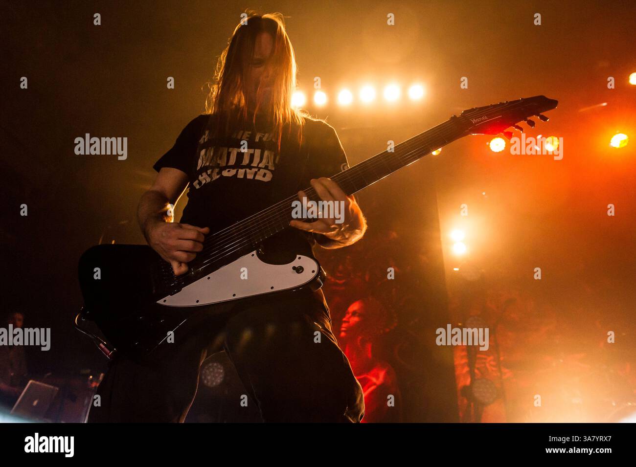 19. Februar 2013 - Toronto, Ontario, Kanada - 19. Februar 2013 - Toronto, die schwedische Metal-Band Meshuggah, trat am Dienstag Abend in der Sound Academy auf. Im Bild: Leadsänger JENS KIDMAN, Leadgitarrist – FREDRIK THORNDENDAL, Rhythm Guitar – MARTEN HAGSTROM. Foto: Darren Eagles (Foto: © Darren Eagles/ZUMAPRESS.com) Stockfoto 19. Februar 2013 - Toronto, Ontario, Kanada - 19. Februar 2013 - Toronto, die schwedische Metal-Band Meshuggah, trat am Dienstag Abend in der Sound Academy auf. Im Bild: Leadsänger JENS KIDMAN, Leadgitarrist – FREDRIK THORNDENDAL, Rhythm Guitar – MARTEN HAGSTROM. Foto: Darren Eagles (Foto: © Darren Eagles/ZUMAPRESS.com) Stockfoto
