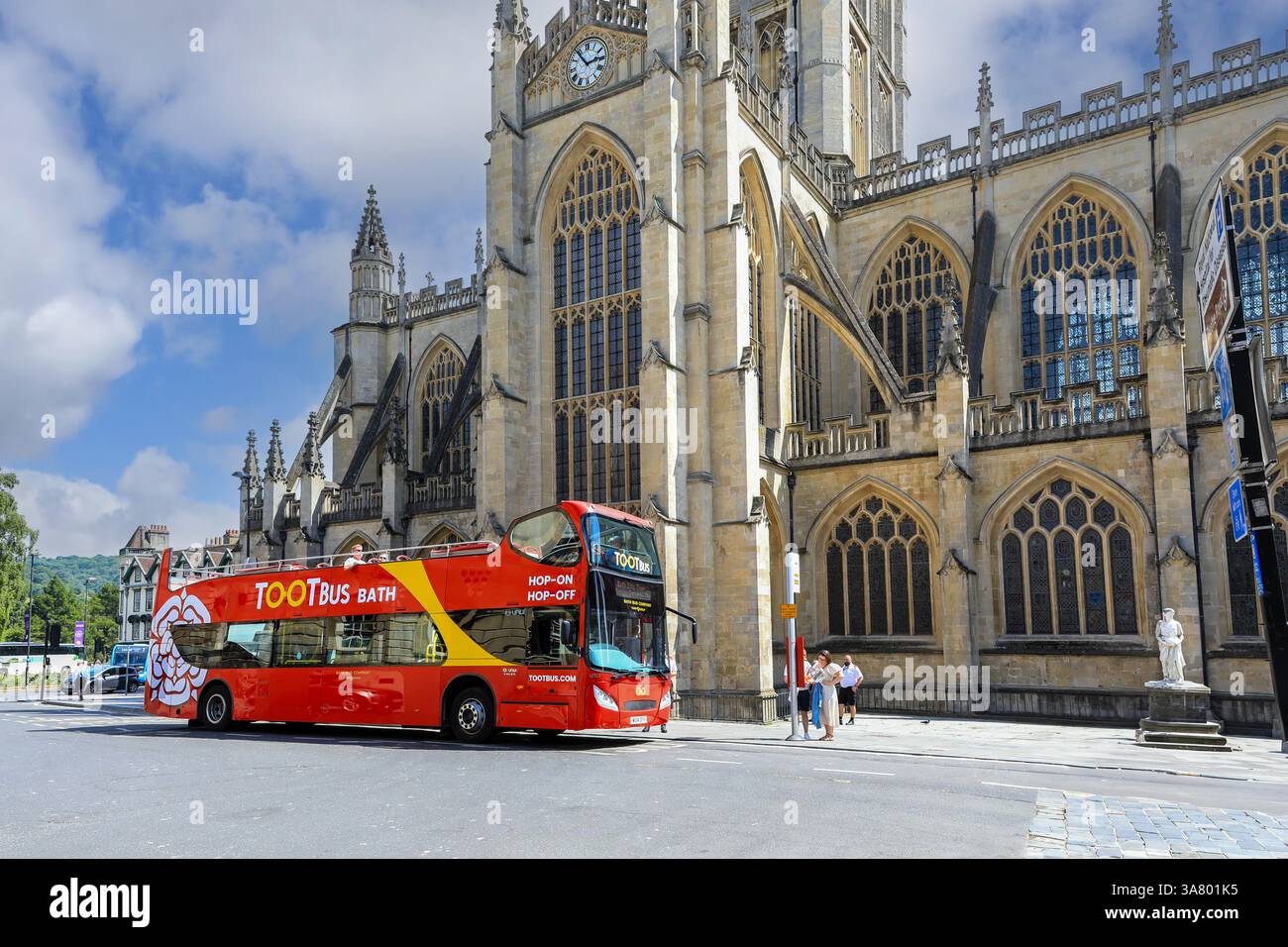 Ein Doppeldeckerbus mit offenem Oberdeck Toot vor Bath Abbey, Bath, Somerset, England, Großbritannien Stockfoto