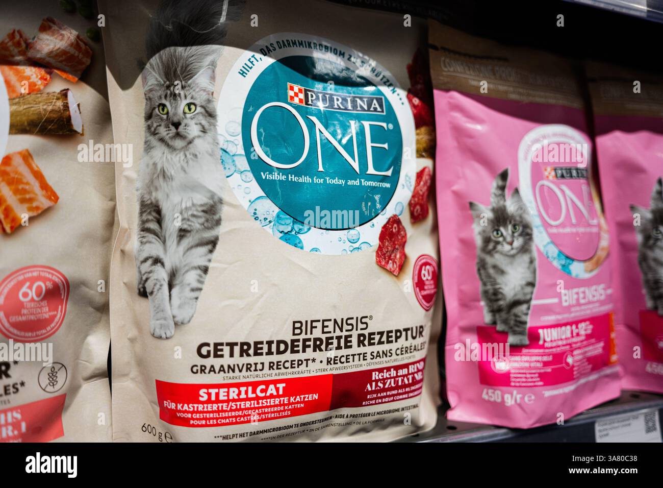 Lviv, Ukraine - 25. März 2025: Lebensmittelverpackung Purina ONE mit Katzenfokus wird in Regalen eines Tierhandwerks ausgestellt Stockfoto