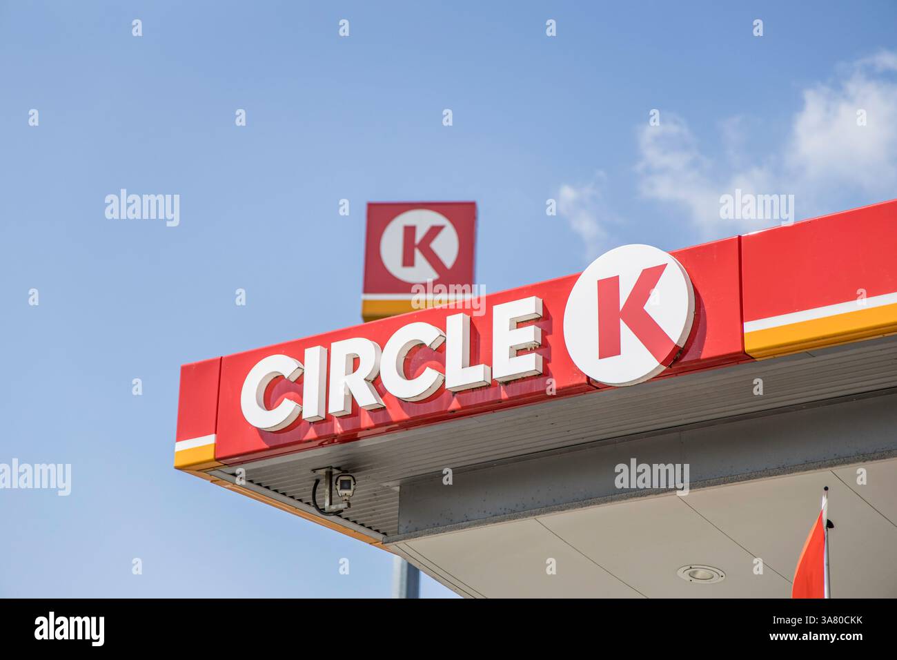 Piotrkow Trybunalski, Polen - 16. Juli 2023: Logo der Circle K Tankstelle. Stockfoto