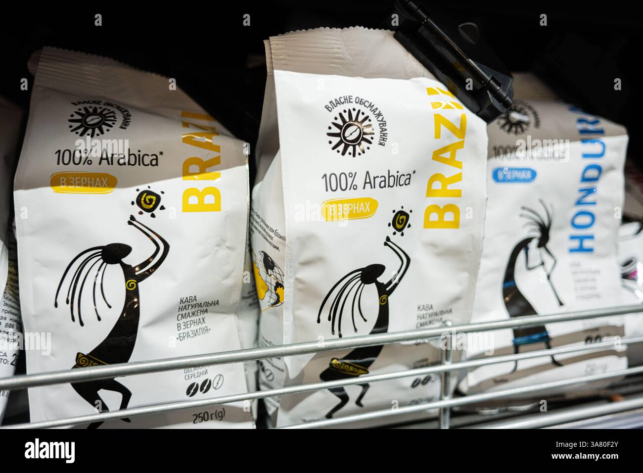 Lviv, Ukraine - 25. März 2025: Nahaufnahme der mit Arabica Brazil und Honduras gekennzeichneten Kaffeebohnenpackungen im Einzelhandel Stockfoto
