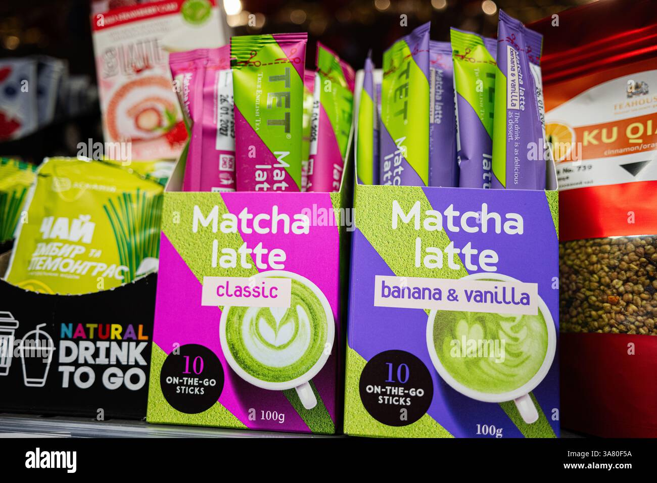 Lemberg, Ukraine - 25. März 2025: Bunte Matcha Latte Verpackung mit praktischen Stiften für klassische und Bananenvanillearomen. Stockfoto