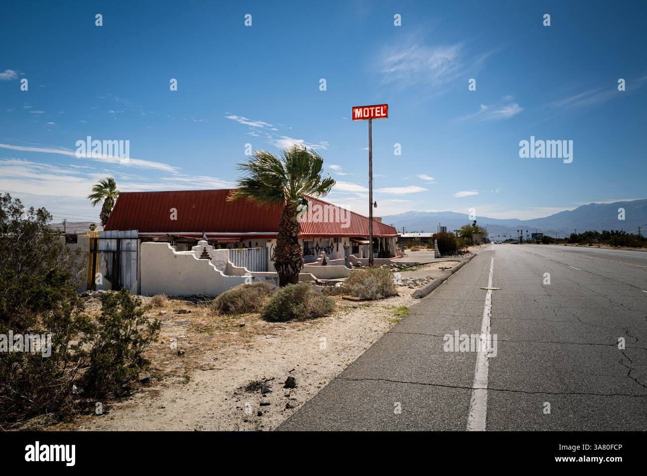 Foto vom Desert Hot Springs Inn, einem heruntergekommenen Motel am Palm Drive, mit seinem hohen roten Schild, einem unverwechselbaren Vintage-Merkmal. Stockfoto