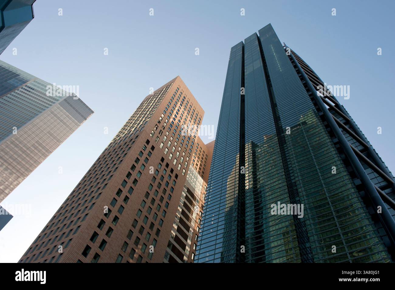 Der Nippon TV-Hochhaus erhebt sich neben dem Gebäude der Shiseido Company im Shiodome-Viertel von Shimbashi, Tokio, Japan Stockfoto