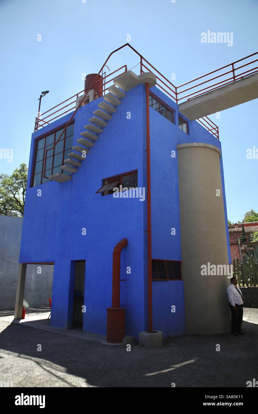 Mexiko, Mexiko. März 2025. Allgemeiner Blick auf das Frida Kahlo House-Studio Museum. Das Diego Rivera and Frida Kahlo House-Studio Museum ist ein 3-stöckiges Haus-Studio-Museum in San Ángel, Mexiko-Stadt, entworfen von dem Architekten Juan O’Gorman, einem Freund von Diego Rivera, und wurde 1932 fertiggestellt. Es ist eines der ersten „funktionalistischen“ Gebäude in Lateinamerika. Quelle: SOPA Images Limited/Alamy Live News Stockfoto