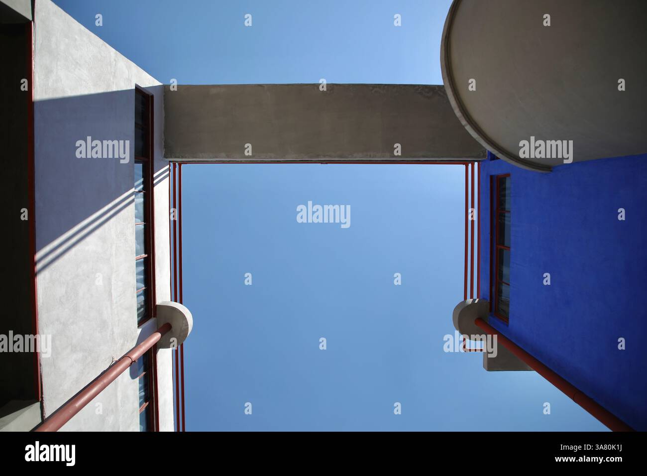 Mexiko, Mexiko. März 2025. Eine Fußgängerbrücke führt von Diego Rivera und Frida Kahlo House-Studio Museum. Das Diego Rivera and Frida Kahlo House-Studio Museum ist ein 3-stöckiges Haus-Studio-Museum in San Ángel, Mexiko-Stadt, entworfen von dem Architekten Juan O’Gorman, einem Freund von Diego Rivera, und wurde 1932 fertiggestellt. Es ist eines der ersten „funktionalistischen“ Gebäude in Lateinamerika. Quelle: SOPA Images Limited/Alamy Live News Stockfoto