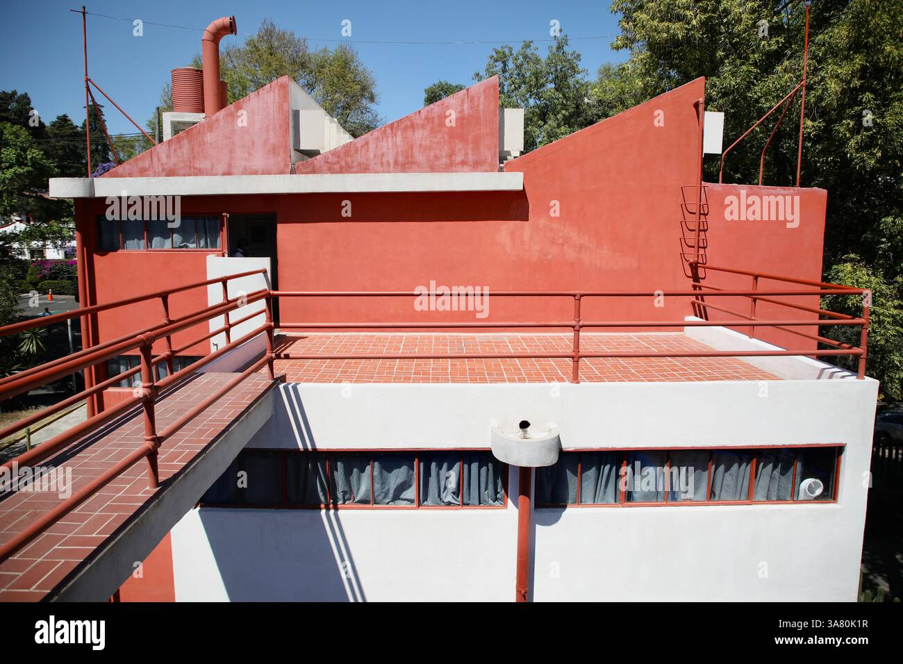 Mexiko, Mexiko. März 2025. Das Haus von Diego Rivera ist vom Dach des Frida Kahlo House-Studio Museums aus zu sehen. Das Diego Rivera and Frida Kahlo House-Studio Museum ist ein 3-stöckiges Haus-Studio-Museum in San Ángel, Mexiko-Stadt, entworfen von dem Architekten Juan O’Gorman, einem Freund von Diego Rivera, und wurde 1932 fertiggestellt. Es ist eines der ersten „funktionalistischen“ Gebäude in Lateinamerika. Quelle: SOPA Images Limited/Alamy Live News Stockfoto