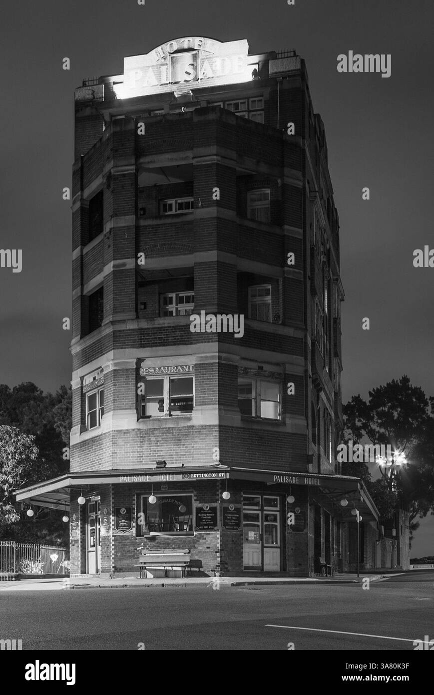 Ein Nachtblick auf das Palisade Hotel an der Dalgety Road an der Bettington Street in The Rocks in Sydney, Australien. Bis in die 1870er Jahre waren die Rocks ein Slum, in dem die „Rasierbanden“ nachts in Gassen herumlummerten. Heute ist es ein beliebtes und geschichtsträchtiges Touristenviertel, umgeben von Dawes Point, Millers Point und Barangaroo, die oft als Teil der Rocks gelten. Stockfoto
