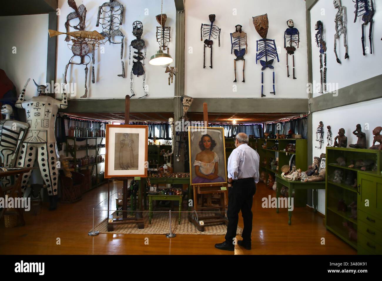 Mexiko, Mexiko. März 2025. Ein Besucher betrachtet ein Gemälde in Diego Rivera und im Frida Kahlo House-Studio Museum. Das Diego Rivera and Frida Kahlo House-Studio Museum ist ein 3-stöckiges Haus-Studio-Museum in San Ángel, Mexiko-Stadt, entworfen von dem Architekten Juan O’Gorman, einem Freund von Diego Rivera, und wurde 1932 fertiggestellt. Es ist eines der ersten „funktionalistischen“ Gebäude in Lateinamerika. (Foto: Apolline Guillerot-Malick/SOPA Images/SIPA USA) Credit: SIPA USA/Alamy Live News Stockfoto