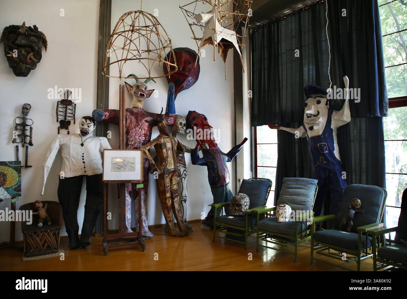 Mexiko, Mexiko. März 2025. Blick von innen auf Diego Rivera und Frida Kahlo House-Studio Museum. Das Diego Rivera and Frida Kahlo House-Studio Museum ist ein 3-stöckiges Haus-Studio-Museum in San Ángel, Mexiko-Stadt, entworfen von dem Architekten Juan O’Gorman, einem Freund von Diego Rivera, und wurde 1932 fertiggestellt. Es ist eines der ersten „funktionalistischen“ Gebäude in Lateinamerika. (Foto: Apolline Guillerot-Malick/SOPA Images/SIPA USA) Credit: SIPA USA/Alamy Live News Stockfoto