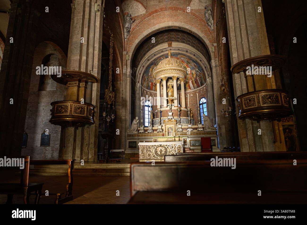 Altar in der Basilika San Simpliciano – Mailand, Italien – 4. März 2025 Stockfoto