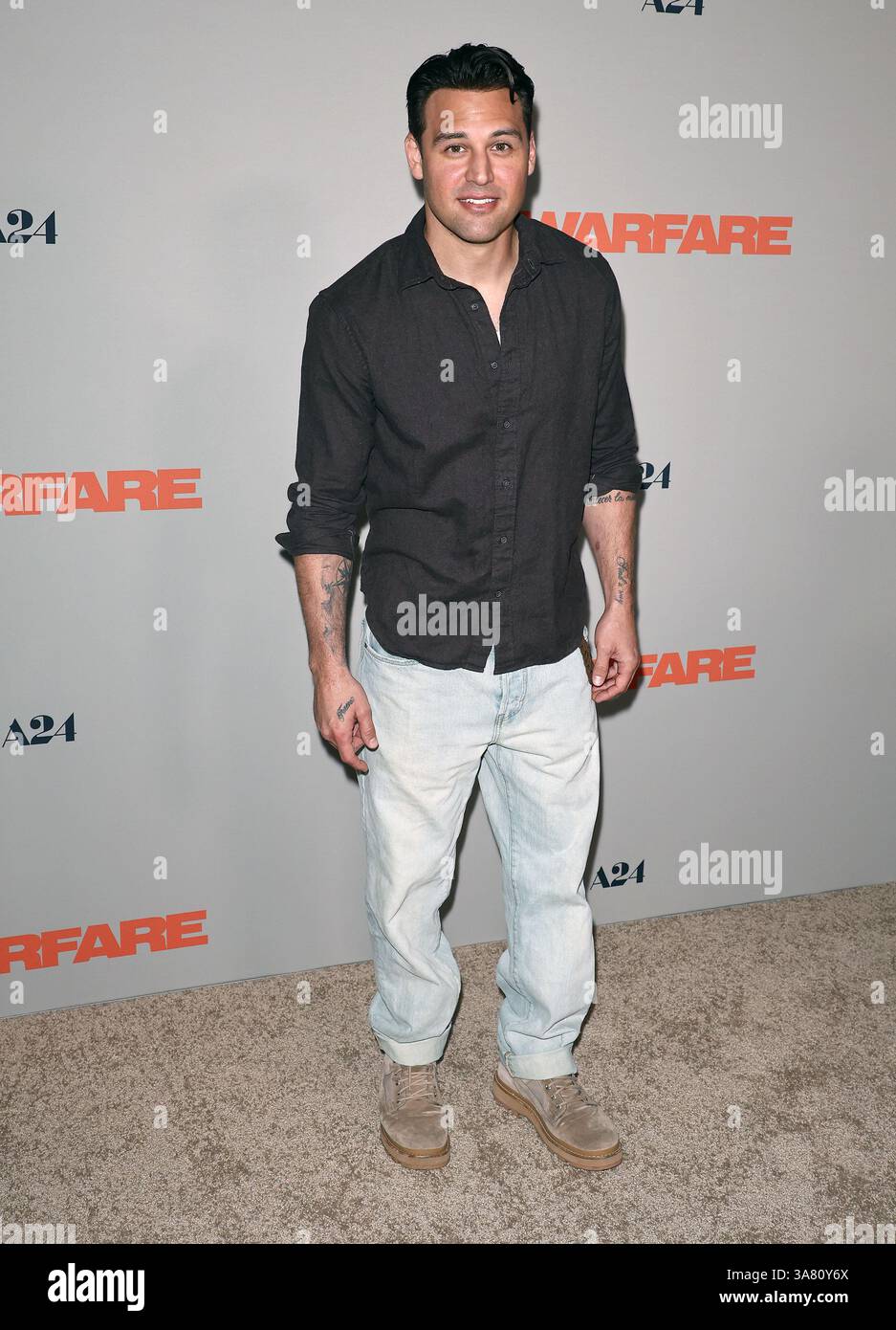 Los Angeles, USA. März 2025. Ryan Guzman kommt am Donnerstag, den 27. März 2025, zur Los Angeles Red Carpet Premiere von WARFARE im DGA Theater in Los Angeles, KALIFORNIEN. (Foto: Juan Pablo Rico/SIPA USA) Credit: SIPA US/Alamy Live News Stockfoto
