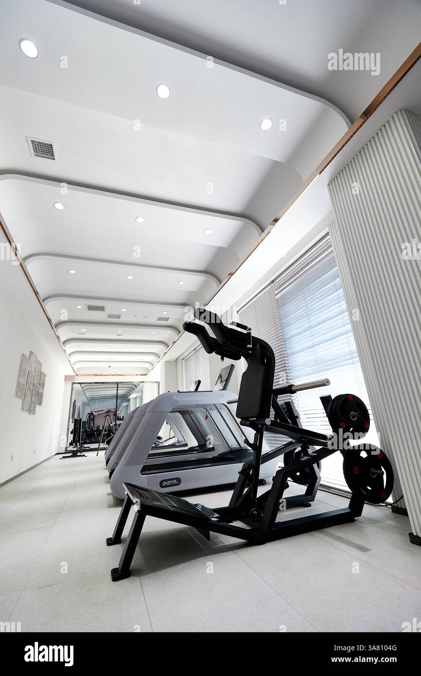 Modernes Fitnesscenter mit Laufbändern Stockfoto