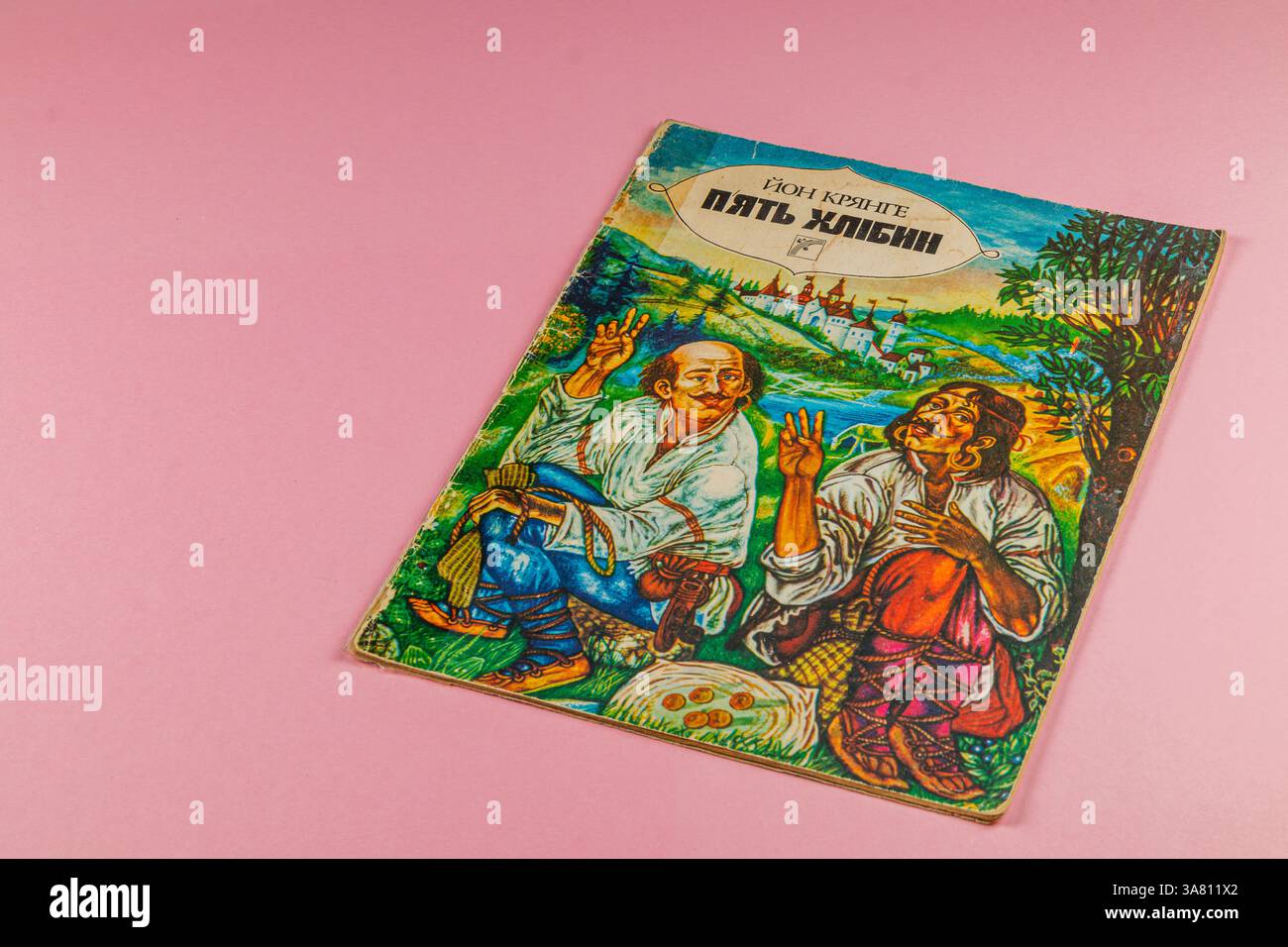 25.03.25 Lemberg Ukraine dieses alte ukrainische Buch zeigt farbenfrohe Illustrationen, in denen Volksgeschichten und Charaktere aus dem ländlichen Leben dargestellt werden, um die Scul zu feiern Stockfoto