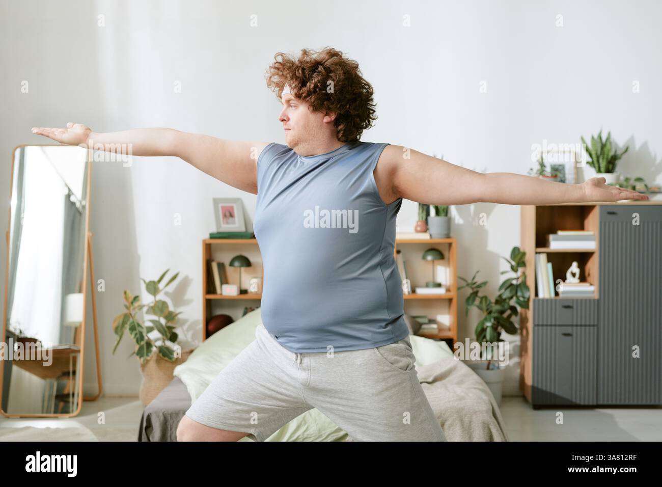 Yoga in hellem Zuhause üben Stockfoto