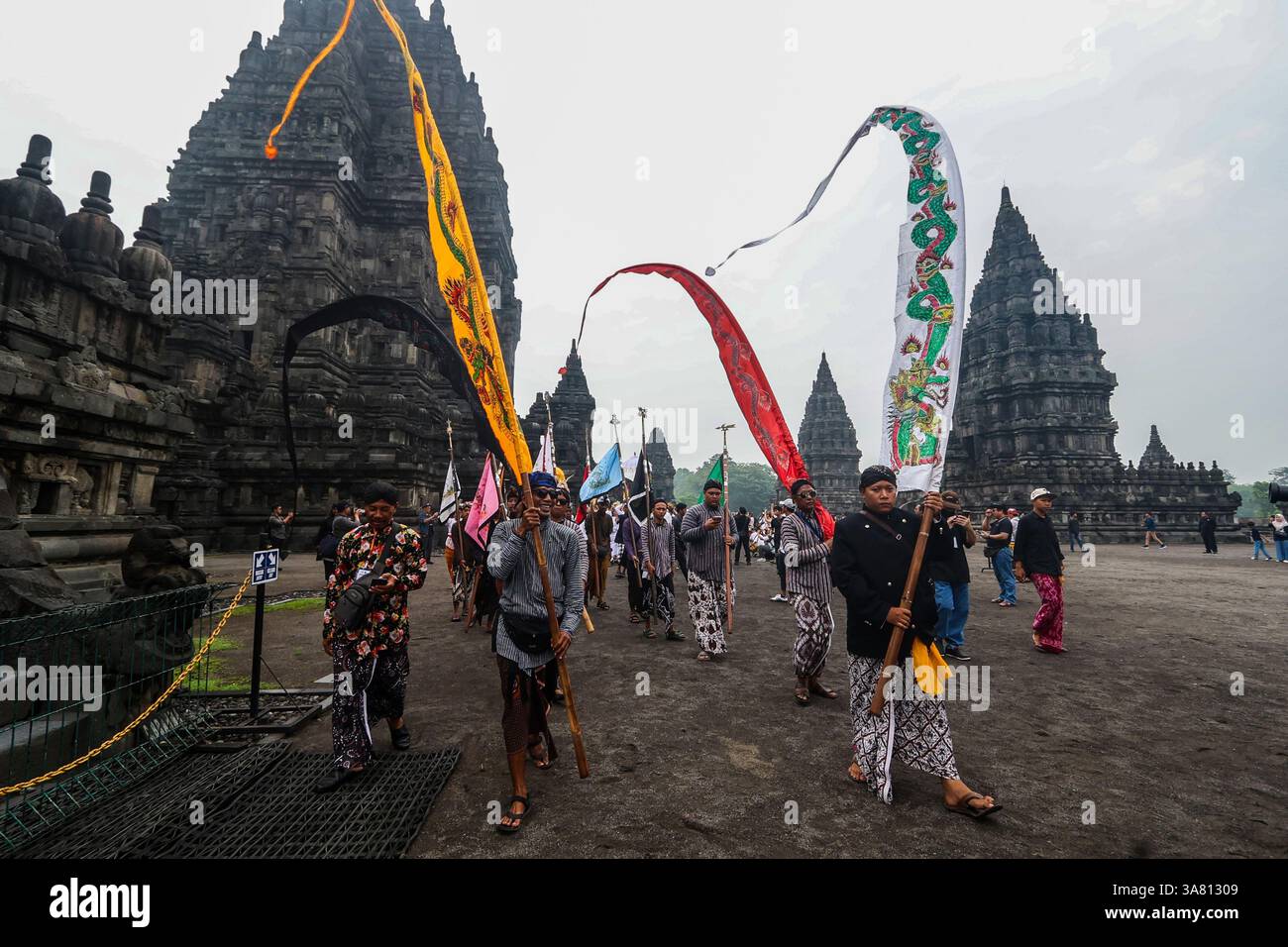 28. März 2025: Hindus führen ein Gebetsritual durch, indem sie während der Pradaksina-Prozession während der Tawur-Agung-Kesanga-Zeremonie am 28. März 2025 im Prambanan-Tempel in Sleman, Yogyakarta, opfern. Diese Zeremonie findet einen Tag vor dem Nyepi-Tag statt, an dem indonesische Hindus keine Aktivitäten wie Kochen, Essen, Trinken, Arbeiten und Reisen durchführen. Tawur Agung ist ein Reinigungsritual, um die Elemente Erde, Wasser, Feuer und Luft auszugleichen, und ist ein Moment der Selbstreflexion vor dem Eintritt in das Penyepian Catur Brata. (Kreditbild: © Antonius Jagad SR/ZUMA Press Wire) NUR REDAKTIONELLE VERWENDUNG! Stockfoto