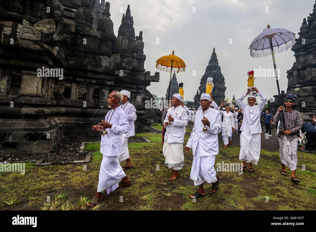 Sleman, Sonderregion Yogyakarta, Indonesien. März 2025. Hindus führen ein Gebetsritual durch, indem sie während der Pradaksina-Prozession während der Tawur Agung Kesanga-Zeremonie im Prambanan-Tempel in Sleman, Yogyakarta, opfern. Diese Zeremonie findet einen Tag vor dem Nyepi-Tag statt, an dem indonesische Hindus keine Aktivitäten wie Kochen, Essen, Trinken, Arbeiten und Reisen durchführen. Tawur Agung ist ein Reinigungsritual, um die Elemente Erde, Wasser, Feuer und Luft auszugleichen, und ist ein Moment der Selbstreflexion vor dem Eintritt in das Penyepian Catur Brata. (Kreditbild: © Antonius Jagad SR/ZUMA Press Stockfoto