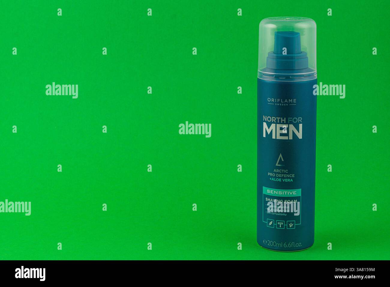 24.03.25 Lemberg Ukraine auf einem hellgrünen Hintergrund liegt Ein blauer Rasierschaum-Kanister mit der Kennzeichnung für Männer. Auf der Verpackung werden Empfindlichkeit und Aloe V hervorgehoben Stockfoto