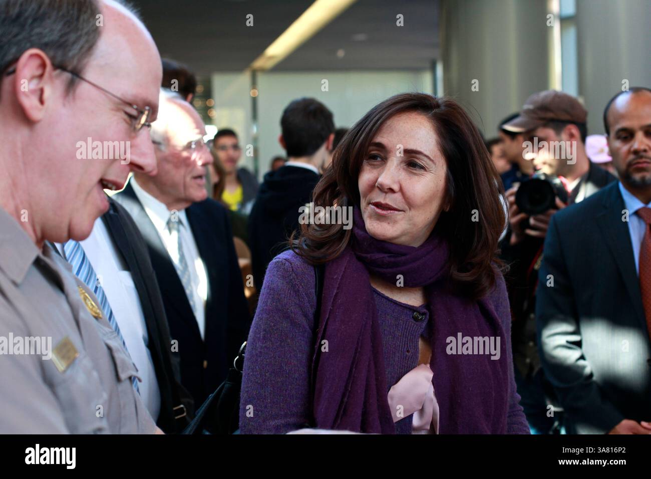 4. Mai 2013: Philadelphia, Pennsylvania, USA: Die Nichte von Fidel Castro und die Tochter von Raul Castro, dem derzeitigen Präsidenten Kubas. MARIELA CASTRO kam nach Philadelphia, um die Freiheitsglocke aus New York City zu besuchen, wo sie bei der UNO auftrat „seit vielen Jahren kämpfen wir für alle Bürgerrechte für die ganze Welt“, sagte sie. Castro ist bekannt, dass sie eine Schlüsselrolle bei der Erweichung der lange gehaltenen harten Linie ihres Onkels in Kuba gespielt hat, wo in den 60er Jahren viele schwule Männer und Frauen auf Gefängnisfarmen geschickt wurden. (Bild: © Omar Alkalouti/ZUMAPRESS.com) Stockfoto
