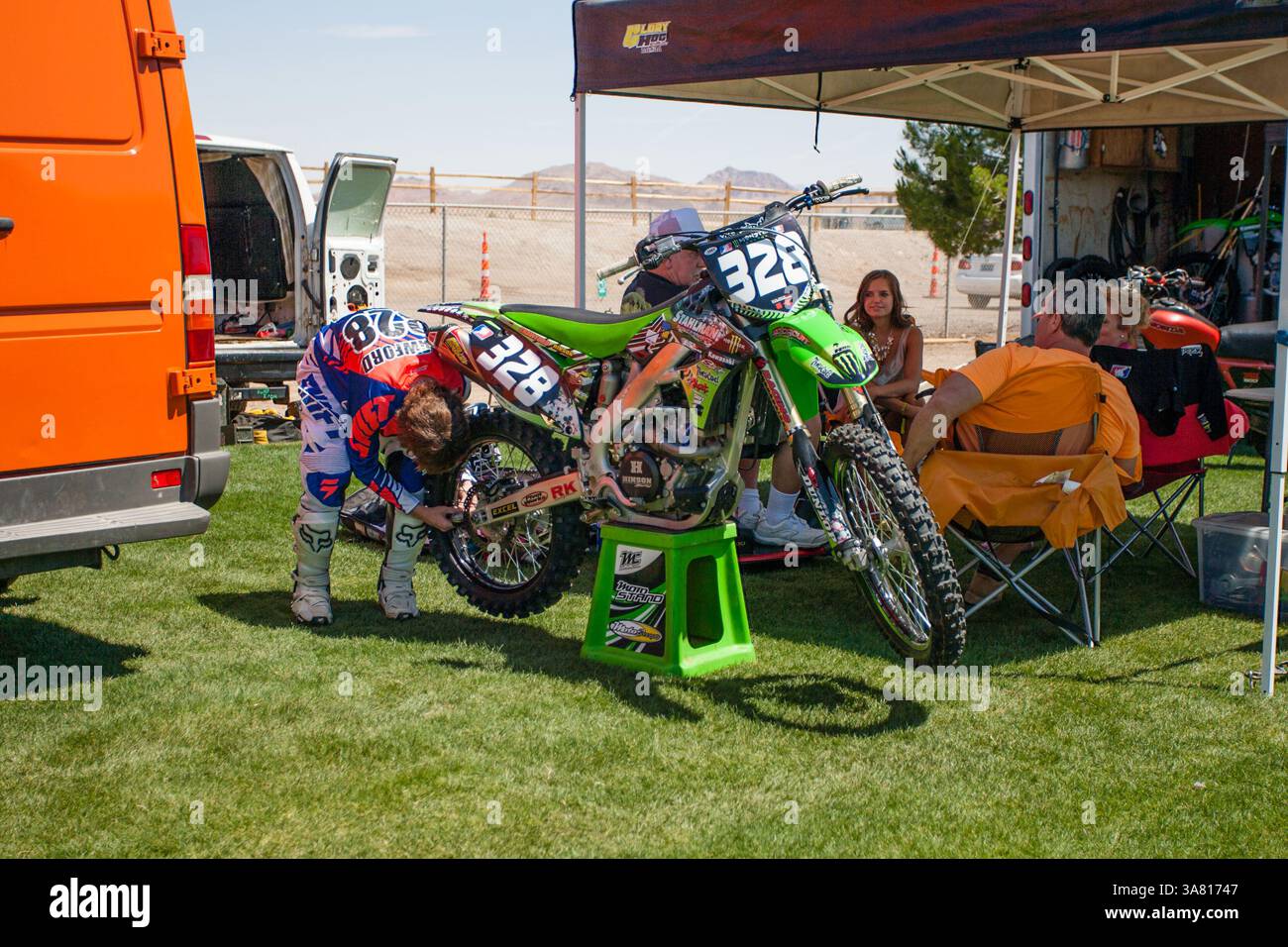 4. Mai 2013 – Las Vegas, Nevada, USA – viele Freibeuter, wie Chad Crawford, Fahrer der #328 2 Dudes in A Tundra/Twisted Engineering Kawasaki, arbeiten an ihren eigenen Fahrrädern in den Boxengängen des Monster Energy AMA Supercross Finals im Sam Boyd Stadium in Las Vegas, NV. (Bild: © Mat Gdowski/ZUMAPRESS.com) Stockfoto