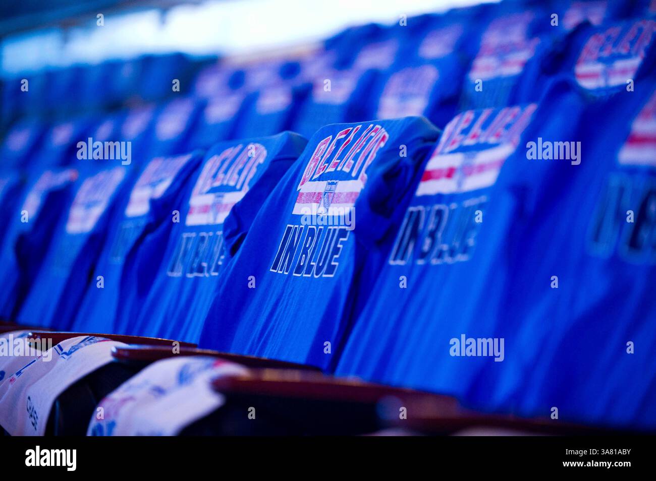 Mai 2013 - Manhattan, New York, USA S - 6. Mai 2013: Stühle werden mit Hemden und Handtüchern mit dem Logo Believe in Blue vor Spiel drei der ersten Runde der Stanley Cup Playoffs zwischen den New York Rangers und den Washington Capitals im Madison Square Garden in Manhattan, New York, vorbereitet. Kostas Lymperopoulos/csm (Credit Image: Å© Kostas Lymperopoulos/Cal Sport Media)(Credit Image: © Kostas Lymperopoulos/Cal Sport Media/ZUMAPRESS.com) Stockfoto