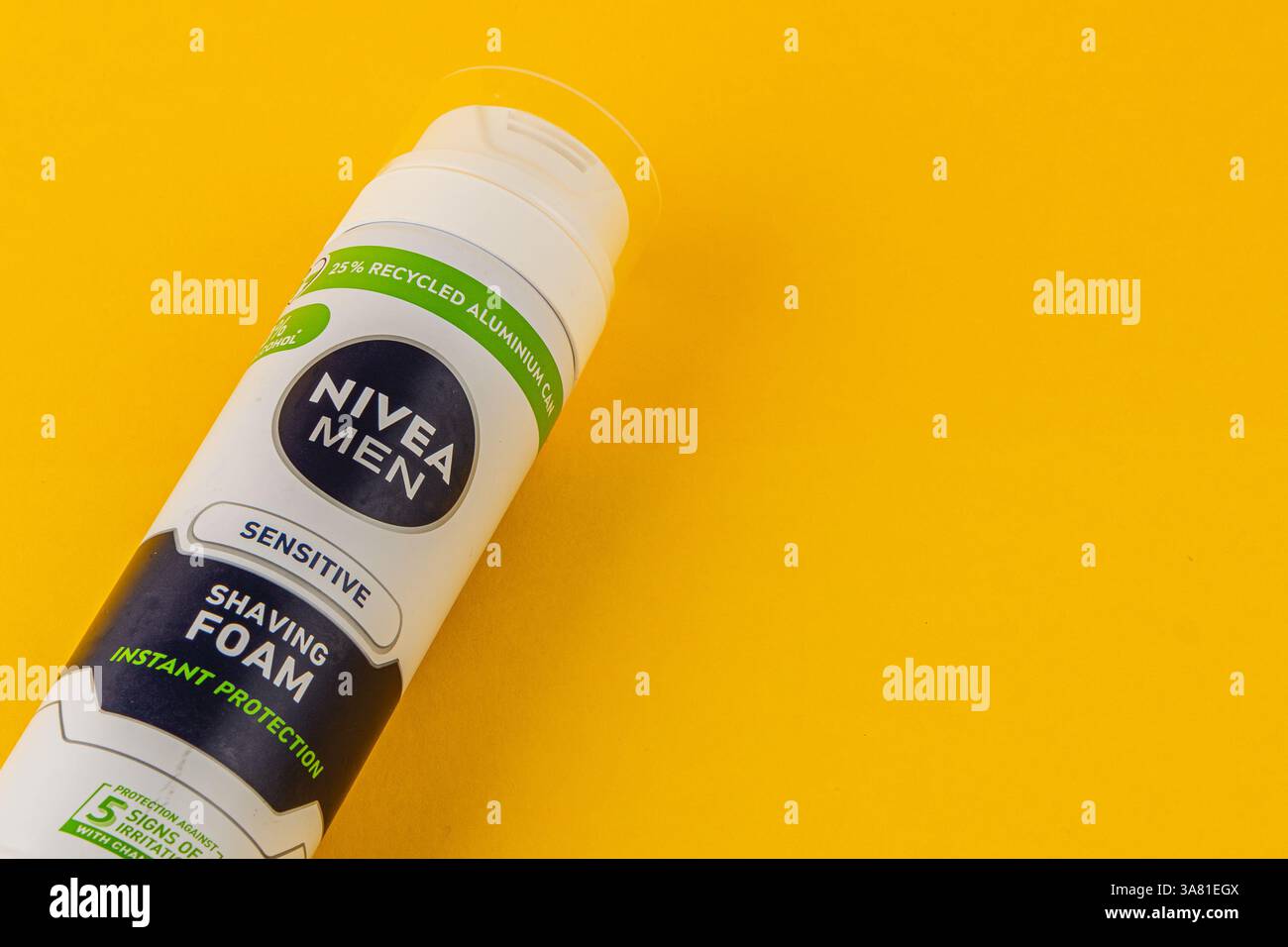 24.03.25 Lemberg Ukraine Eine Dose Nivea MEN Rasierschaum ist auf einem hellgelben Hintergrund zu sehen. Das Paket unterstreicht seine empfindliche Formel und umweltfreundliche Stockfoto