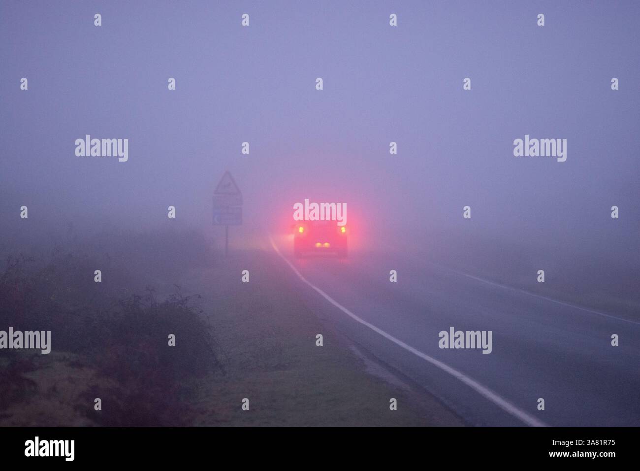 Nebelschlussleuchten bei Nebel, Großbritannien Stockfoto
