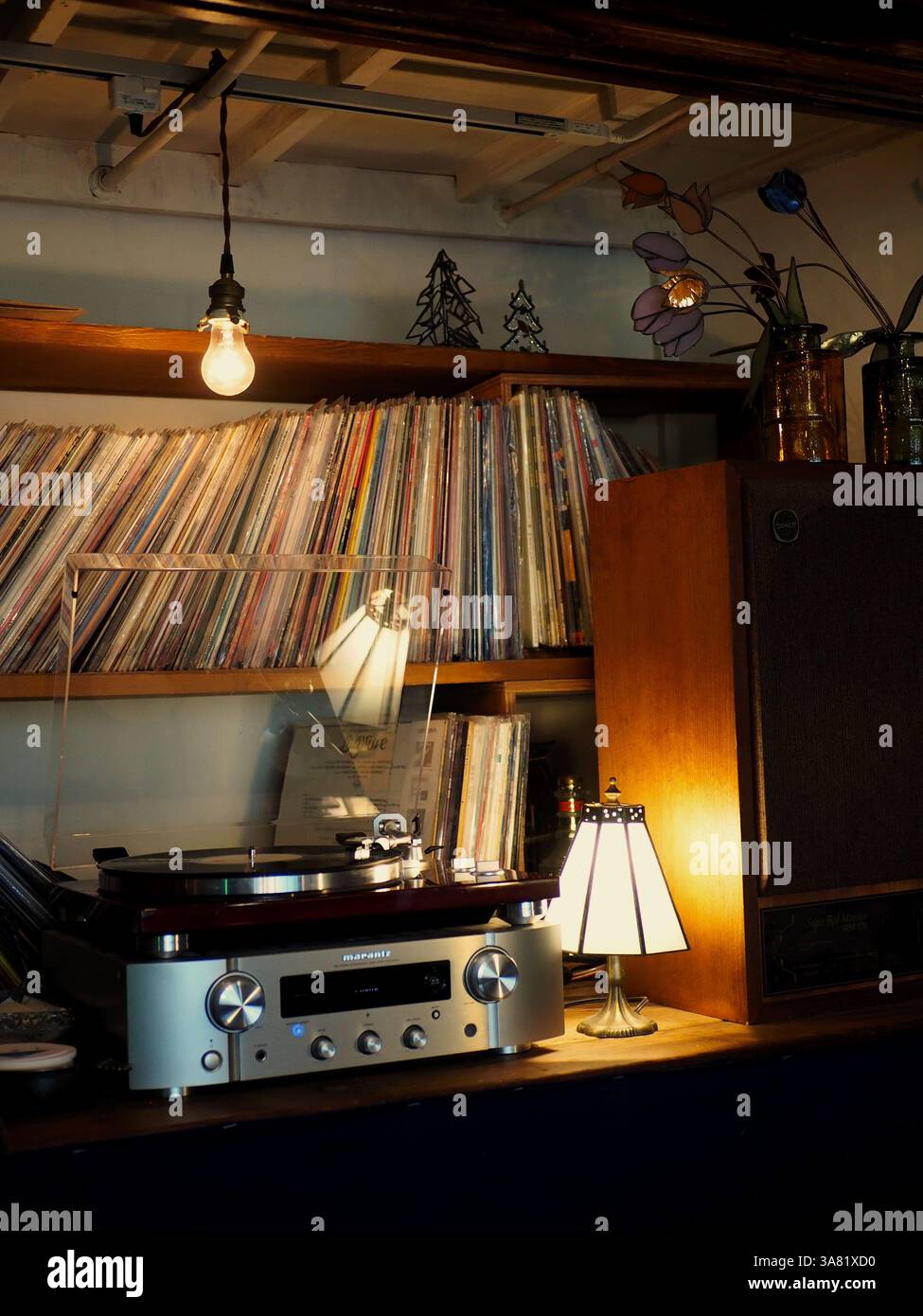 Vintage-Plattenspieler und Vinyl-Sammlung im gemütlichen Café Stockfoto
