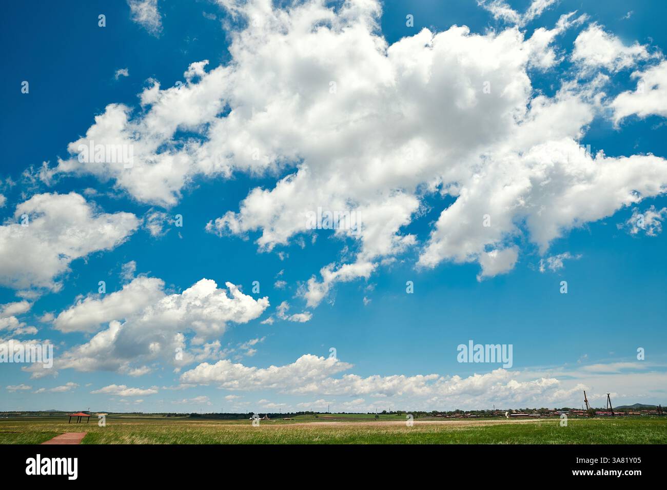 Blauer Himmel mit flauschige weiße Wolken Stockfoto