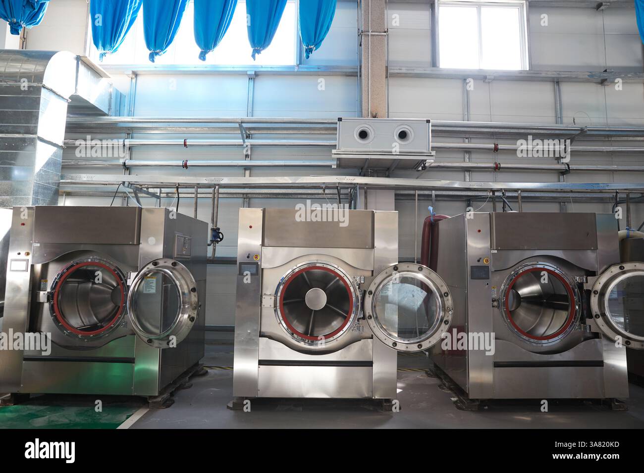 Moderne Industrieanlage mit Edelstahlausrüstung Stockfoto